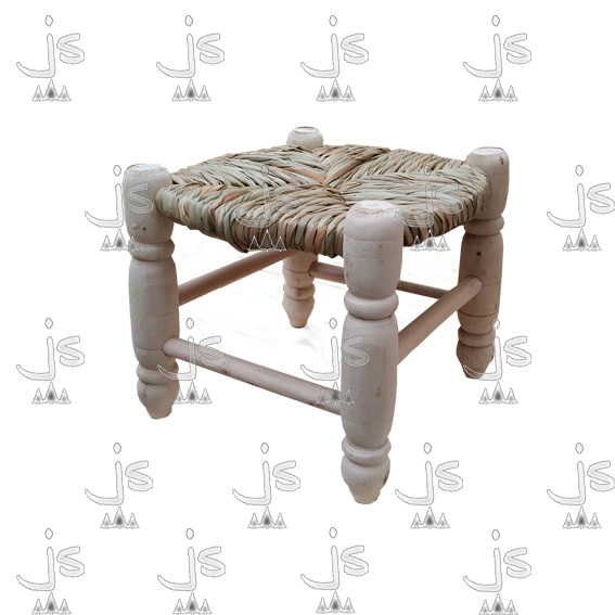 Banquito hecho de madera de pino con asiento forrado en junco y patas torneadas. Fabricado por JS. Fábrica de muebles.