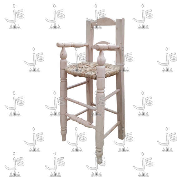 Silla infantil de junco torneada alta con apoya brazos y respaldo hecho de madera de pino. Fabricado por JS. Fábrica de muebles.