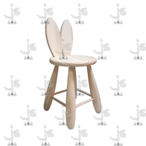 Banquito infantil con respaldo de orejas de conejo  hecho de madera de pino. Fabricado por JS. Fábrica de muebles.
