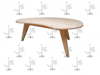 Mesa ratona bumerang hecha de madera de pino. Fabricado por JS. Fábrica de muebles.