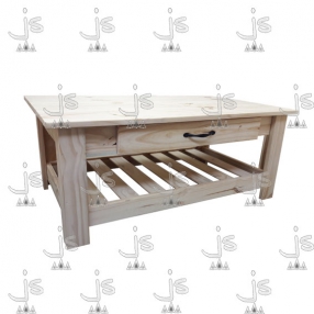 Mesa ratona de campo con un estante y un cajón con manija metálica de cuatro patas hecho de madera de pino. Fabricado por JS. Fábrica de muebles.