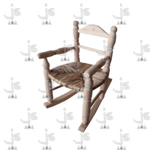 Sillon mecedor de junco infantil torneada con asiento de junco hecho de madera de pino. Fabricado por JS. Fábrica de muebles.