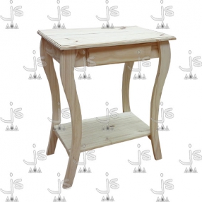Mesa arrime estante bajo hecho de madera de pino. Fabricado por JS. Fábrica de muebles.