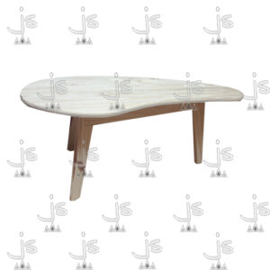 Mesa ratona bumerang de cuatro patas hecho de madera de pino. Fabricado por JS. Fábrica de muebles.