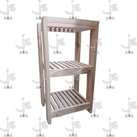 Toallero de tres estantes hecho de madera de pino. Fabricado por JS fábrica de muebles.