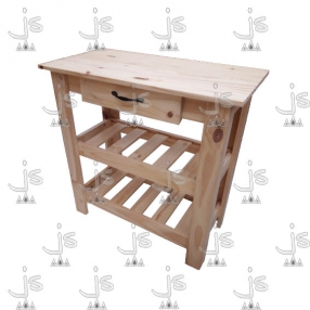 Mesa quesera de campo de cuatro patas con dos estantes y un cajón con manija metálica hecho de madera de pino. Fabricado por JS. Fábrica de muebles.