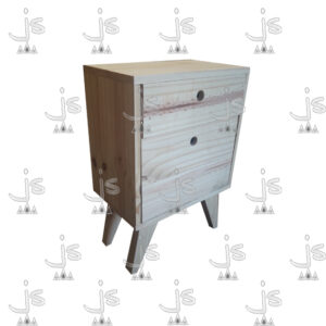 Mesa de luz retro de cuatro patas con una puerta y un cajón hecho de madera de pino. Fabricado por JS. Fábrica de muebles.