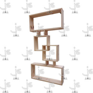 Repisa cubo colgante de cuatro estantes hecho de madera de pino. Fabricado por JS. Fábrica de muebles.
