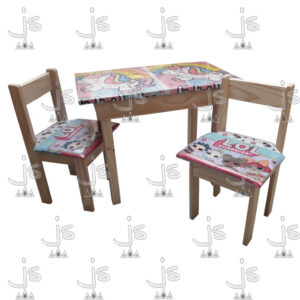 Juego de mesa y dos sillas infantiles tapizadas hecho de madera de pino. Fabricado por JS. Fábrica de muebles.