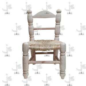 Silla infantil de asiento de junco torneado sin apoya brazos hecho de madera de pino. Fabricado por JS. Fábrica de muebles.