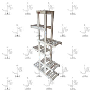 Rack macetero alto de seis estantes hecho de madera de pino. Fabricado por JS. Fábrica de muebles.